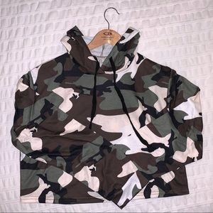 Women’s Cropped Camo T-shirt Hoodie, sz medium